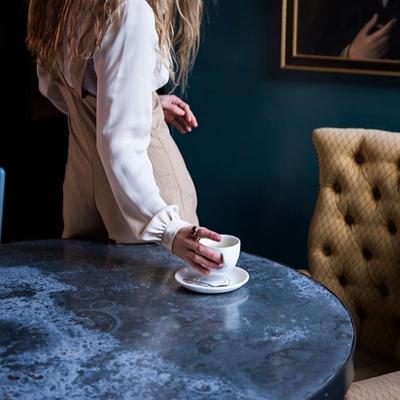 pali-melrose-coffe-table-hand